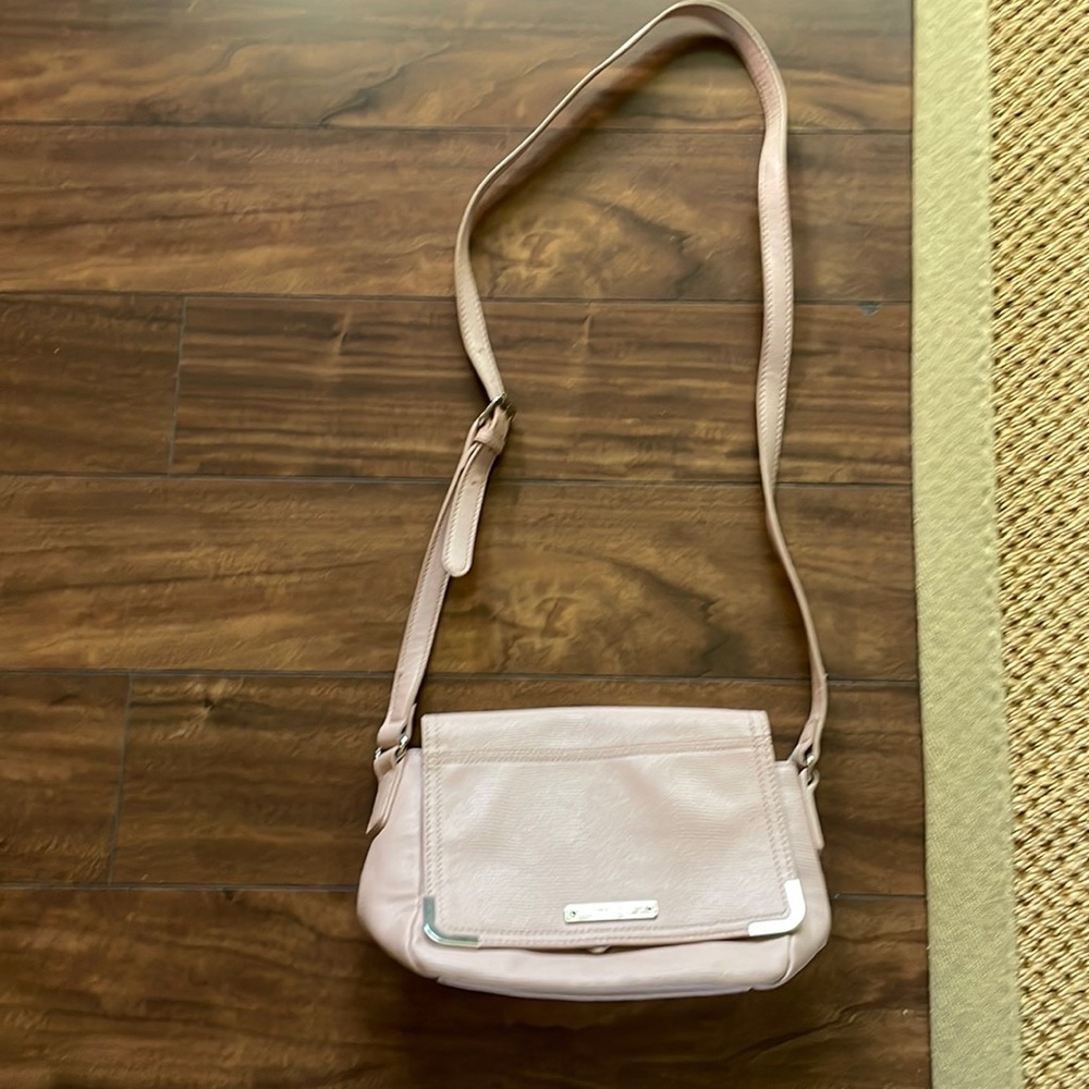 Nine West light pink crossover bag. Plenty of inside pockets. Outside pockets.